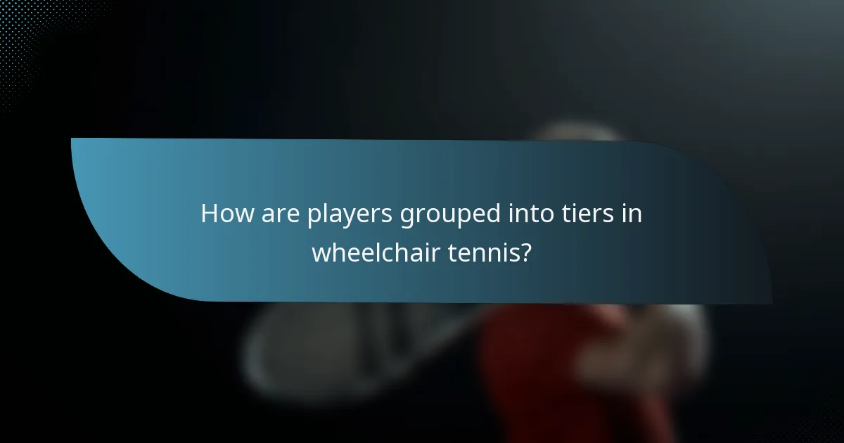 How are players grouped into tiers in wheelchair tennis?